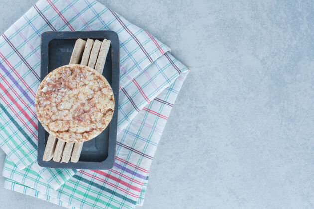 风味饼干上的饼干并排堆放在托盘上的毛巾上的大理石上自然美味美味