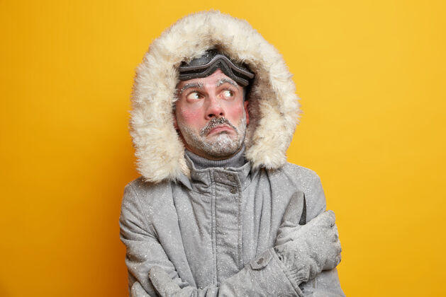 夹克北极挑战冬季极度寒冷时 冻僵的人会发抖看上面 穿着暖和的夹克 满脸是白霜风帽暴风雪寒冷