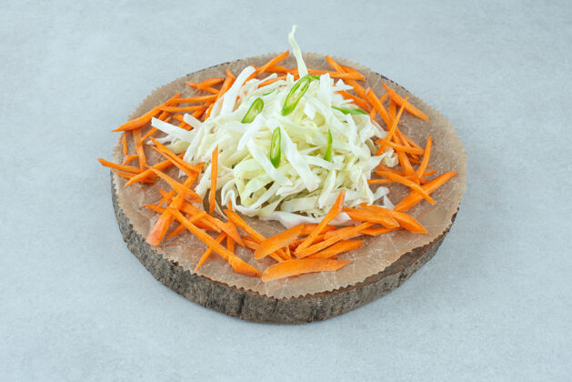 胡萝卜朱丽叶把各种蔬菜放在木片上卷心菜剁碎木材
