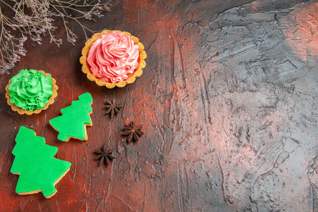 洞圣诞树饼干的俯视图不同大小的八角馅饼在深红色的表面生锈八角年龄