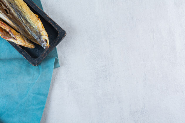 食物在木板上隔离的咸鱼干海鲜美味美食