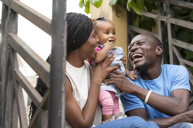 男人有孩子的幸福家庭母亲非洲文化