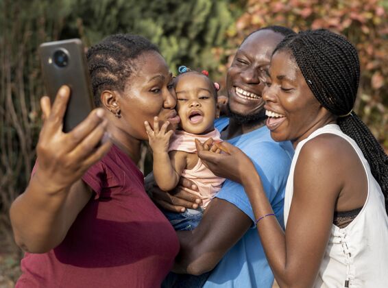 家庭有孩子的幸福家庭非洲父母父亲