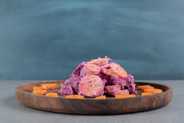 食物紫色的甜菜根和胡萝卜沙拉放在木板上餐具香料混凝土