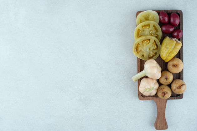 土豆各种美味的发酵蔬菜放在木板上水果平铺顶视图