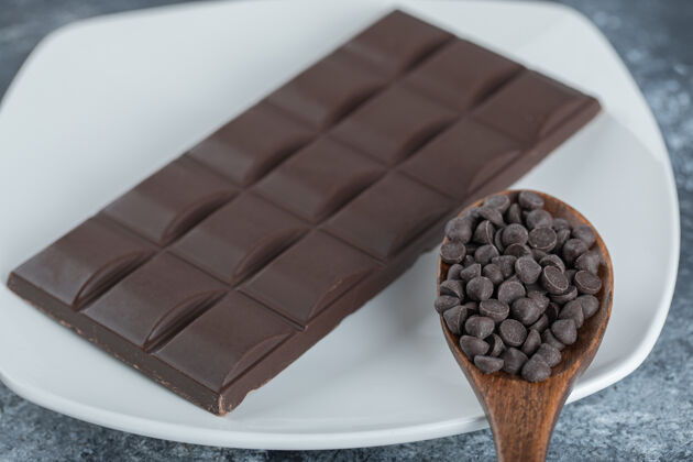 咖啡豆一块巧克力和巧克力碎片放在大理石表面毛巾糖果甜点