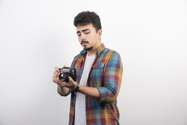 男人年轻有经验的摄影师认真拍摄专业照片姿势Gest休闲