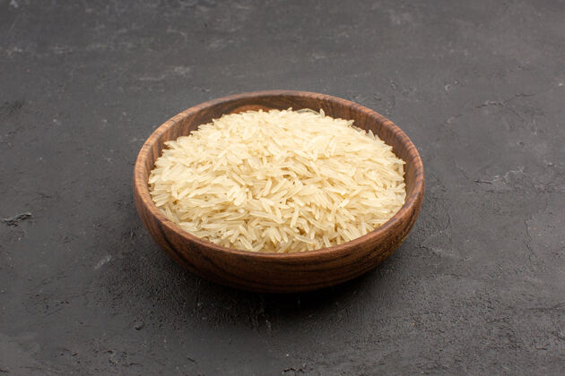 面粉前视图糙米盘中的生米在灰色空间米饭食物生的米饭