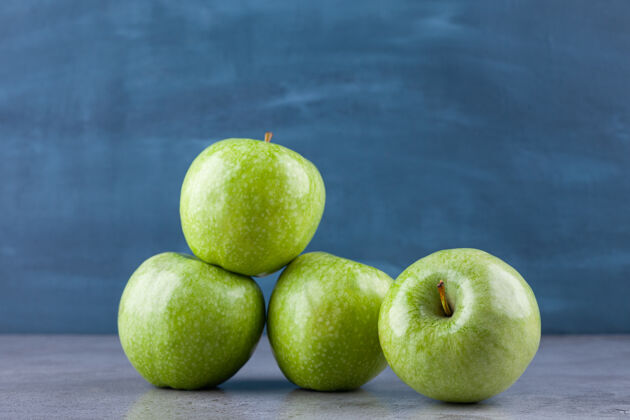 水果放在石头表面的新鲜成熟的青苹果苹果素食成熟