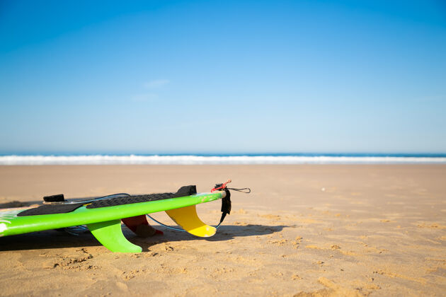 天空沙滩上不规则的冲浪板或长板白天长板极限