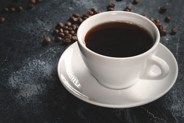 咖啡近距离观看咖啡籽与咖啡在黑暗中咖啡籽早餐谷物