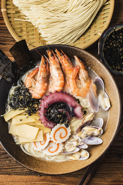 餐厅一碗日本海鲜拉面午餐即食辣椒