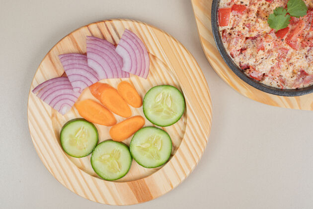 食物美味佳肴 木板蔬菜片好吃绿色洋葱