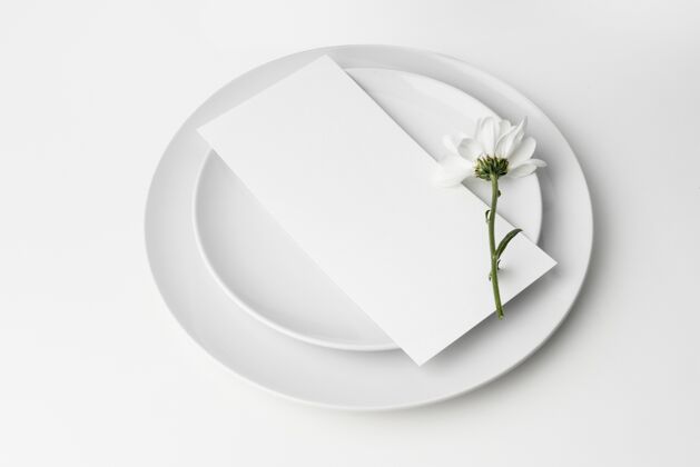 盘子高角度的餐桌安排与春花和菜单模型花菜单春天