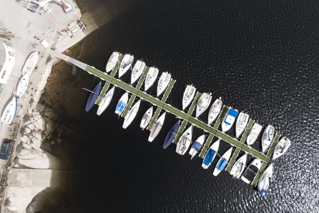 水平港口有船的运输理念鸟瞰图港口旅行