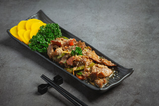 筷子韩国菜bulgogi或腌牛肉烤肉即可享用餐厅牛肉纤维