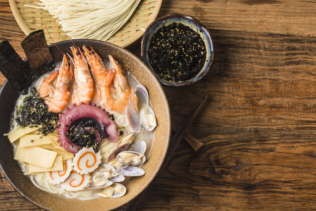 传统一碗日本海鲜拉面晚餐烹饪午餐