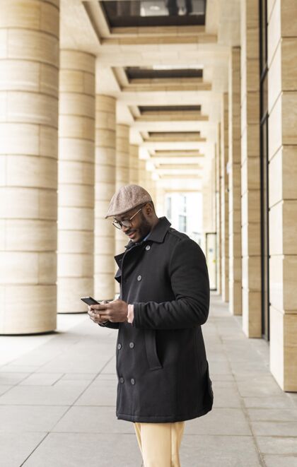 休闲现代人在户外用手机非裔美国人自信男性