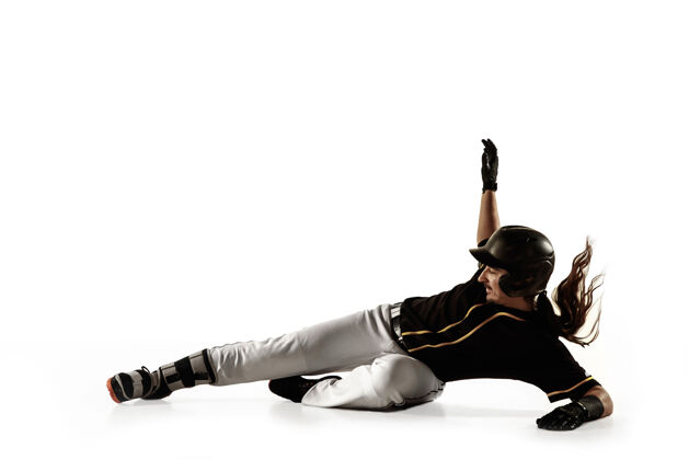 力量棒球运动员 穿着黑色制服的投手 在白色的墙上练习和训练年轻的职业运动员在行动和运动健康的生活方式 运动 运动理念娱乐运动击球