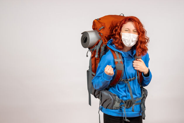 年轻人女游客背着背包上山旅游旅行颜色徒步旅行