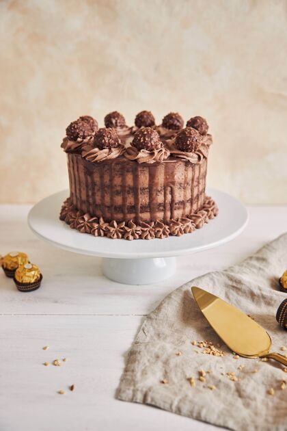 生日垂直拍摄美味的巧克力蛋糕在盘子旁边的一些巧克力片块甜点美食