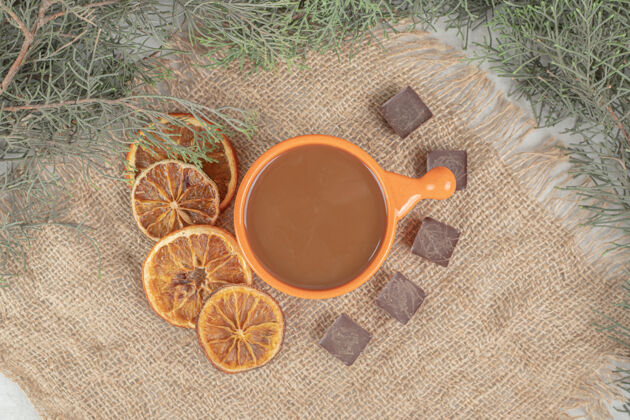 松枝香浓咖啡 橘子片和巧克力加粗麻布杯子咖啡好吃的