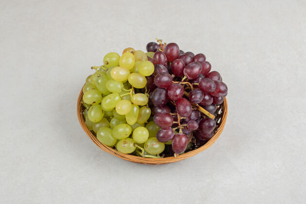 水果新鲜的红葡萄和绿葡萄放在木篮里葡萄成熟簇状