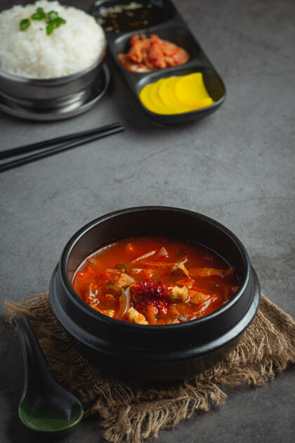 辣椒泡菜jikae或泡菜汤准备在碗里吃味道食品生活