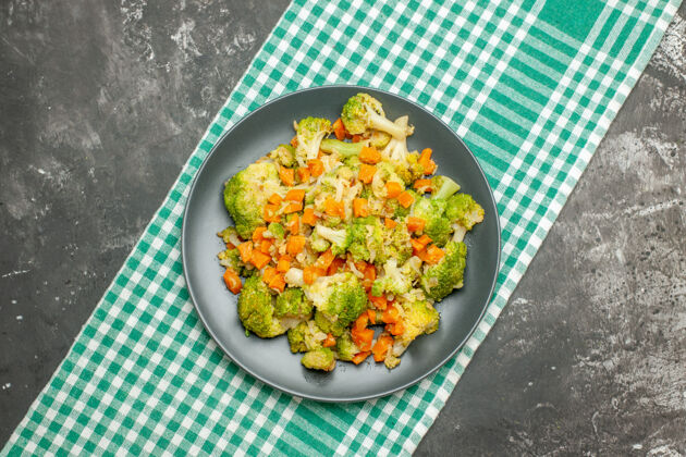 餐点健康的蔬菜沙拉放在绿色的毛巾上 放在灰色的桌子上农产品蔬菜晚餐