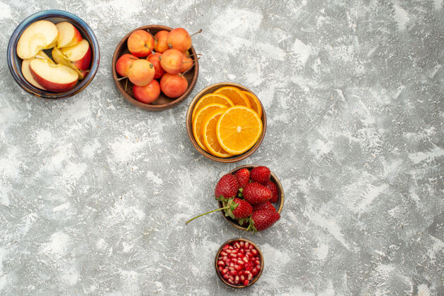 水果顶视图切片水果苹果和橘子与浆果对光背景水果新鲜醇厚维生素健康可食用水果苹果橙子