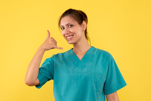 衬衫正面图黄色办公桌上穿着医用衬衫的女医生护士科维德彩色健康病毒医疗医院护士病毒人