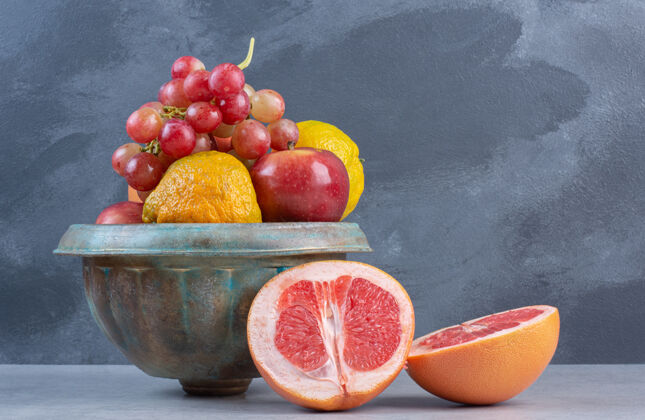 顶视图一个装满新鲜有机水果的陶器灰色背景健康团体食物