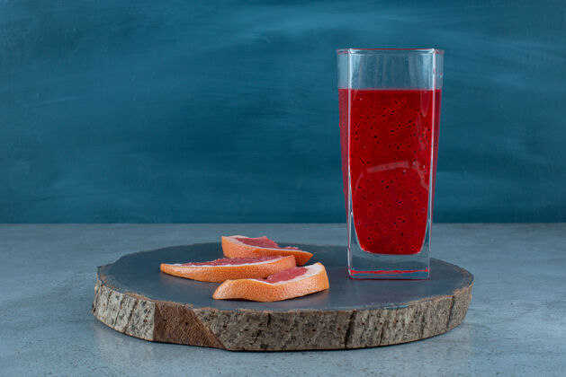玻璃杯一杯红果汁加葡萄柚片食物水果杯子