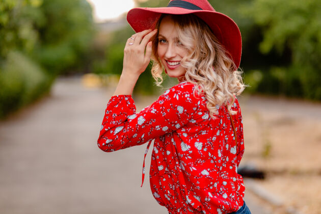 女性美丽迷人的时尚金发微笑的女人在稻草红帽子和衬衫夏季时尚服装女孩脸时尚