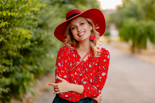 时尚美丽迷人的时尚金发微笑的女人在稻草红帽子和衬衫夏季时尚服装优雅华丽享受