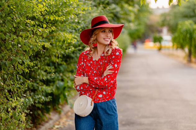 女士美丽迷人的时尚金发微笑的女人在稻草红帽子和衬衫夏季时尚服装明亮脸享受