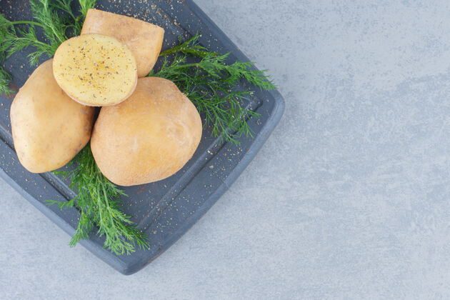 土豆红薯和茴香放在灰板上烹饪配料新鲜