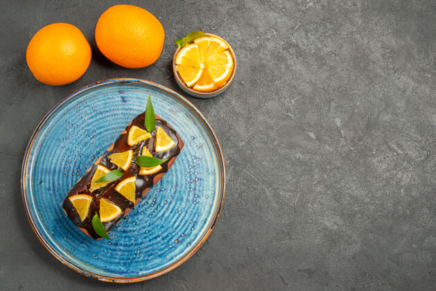 饮食黑色桌子上美味的蛋糕和橘子的水平视图健康美味的蛋糕橘子