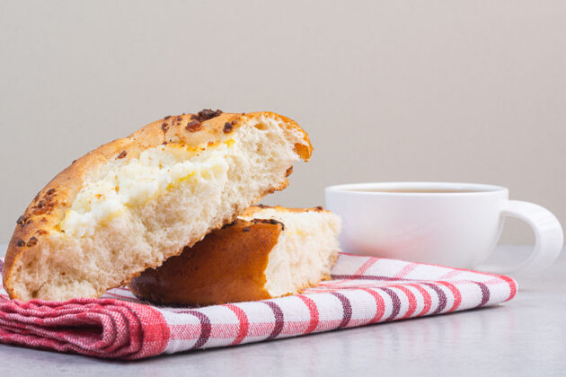 糖把美味的面包片放在毛巾上 旁边放一杯茶 放在大理石上饼干茶营养