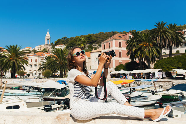 旅行迷人的女人在欧洲海边度假 在游轮上用相机拍照乐趣地中海旅游