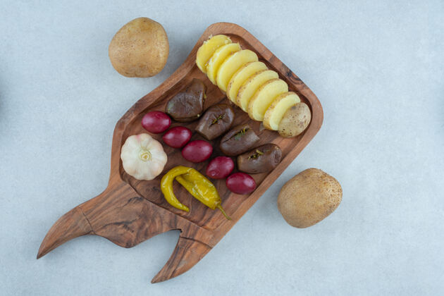 罐头各种发酵蔬菜放在木板上 放在大理石上大蒜美味保鲜