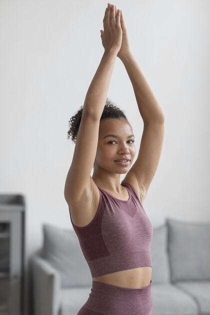 姿势健身女士在家做瑜伽放松房子锻炼