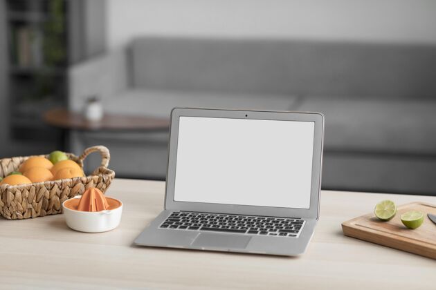 笔记本电脑柑橘类水果和笔记本电脑与空白屏幕上的木桌健身健康食品美味