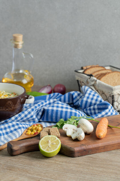 食物新鲜的蔬菜 面包 油和面条放在木桌上蘑菇桌布油