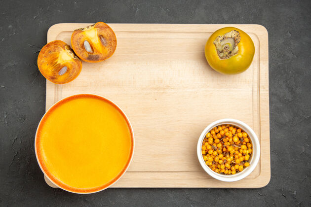 南瓜汤碗里美味南瓜汤的俯视图颜色顺滑调味料