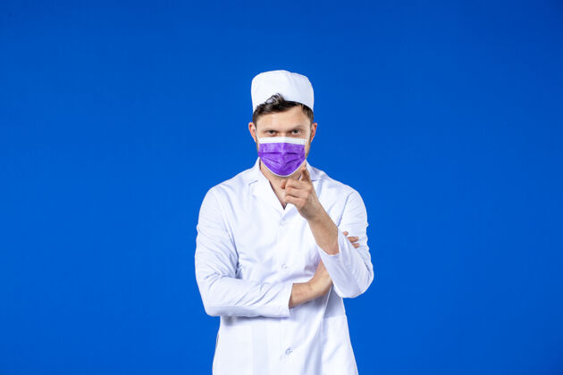 疾病身穿医疗服 蓝色面罩的男医生正面图衣服男医生病毒