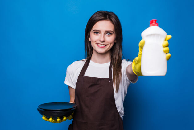 女士穿着橙色围裙的年轻女子用洗过的盘子将海绵和洗碗剂隔离开防护手套 洗碗剂 海绵-洗碗的最佳帮手清洁清洁管家