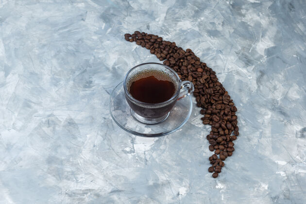 想法平铺咖啡豆与咖啡杯浅蓝色大理石背景水平自由空间为您的文字食物女性卡布奇诺