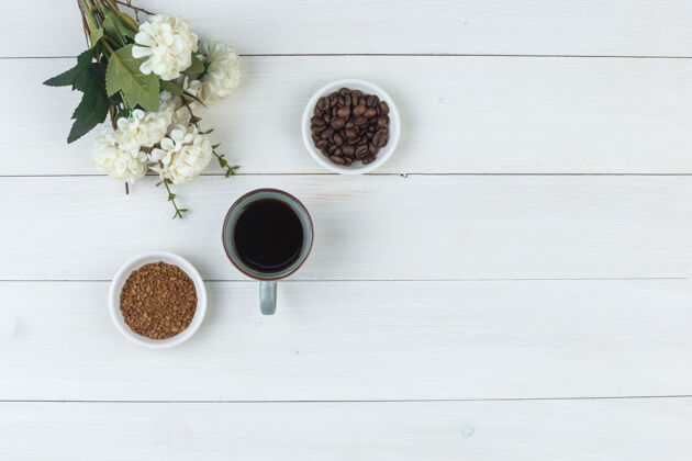 烤顶视图咖啡杯咖啡豆 鲜花 研磨咖啡木背景水平研磨质地木头