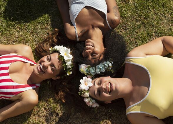 聚会俯瞰躺在草地上的女人夏季朋友友谊